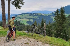 Mountainbiker in der Söllner Berglandschaft