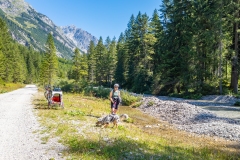 Abkühlpause für Happy an der Isar im Karwendeltal bei Scharnitz