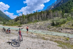 Abkühlung für Happy in der Isar im Karwendeltal