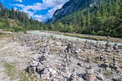 Steinmännchendorf an der Isar im Karwendeltal