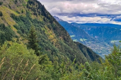 Blick vom Meraner Höhenweg ins Tal