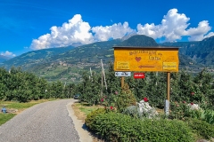 Einfahrt zum Stellplatz Schneeburghof in Dorf Tirol bei Meran