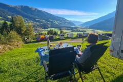 Frühstück mit Blick ins Tal am Stellplatz Friedburg in Neukirchen aG