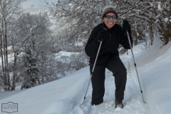 Schmaler Wanderweg durch tiefen Schnee