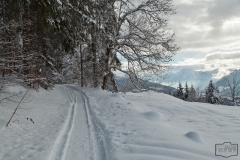 Schmaler Wanderweg durch tiefen Schnee