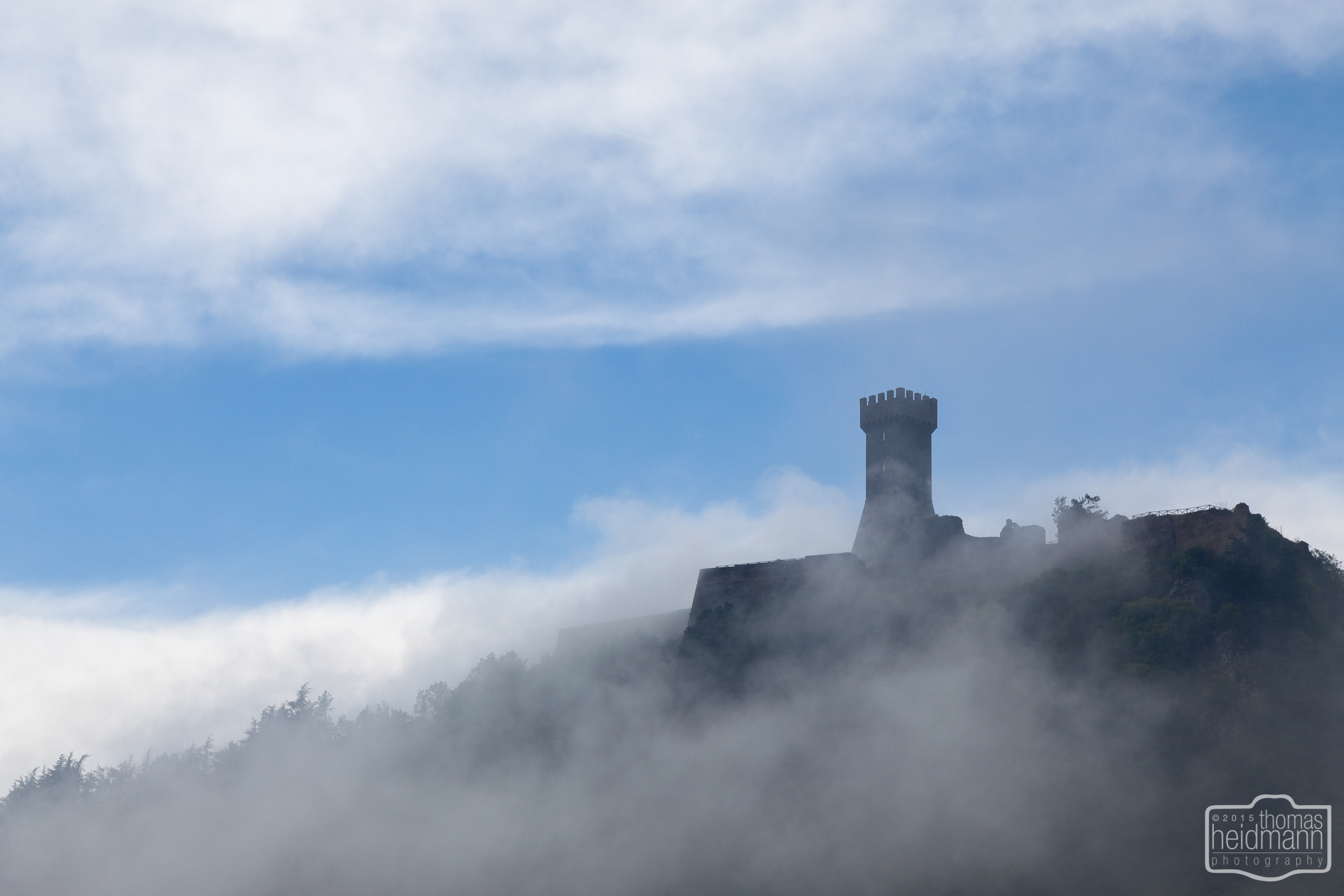 Wehrturm von Radifocani in den Wolken (Süd-Toskana)