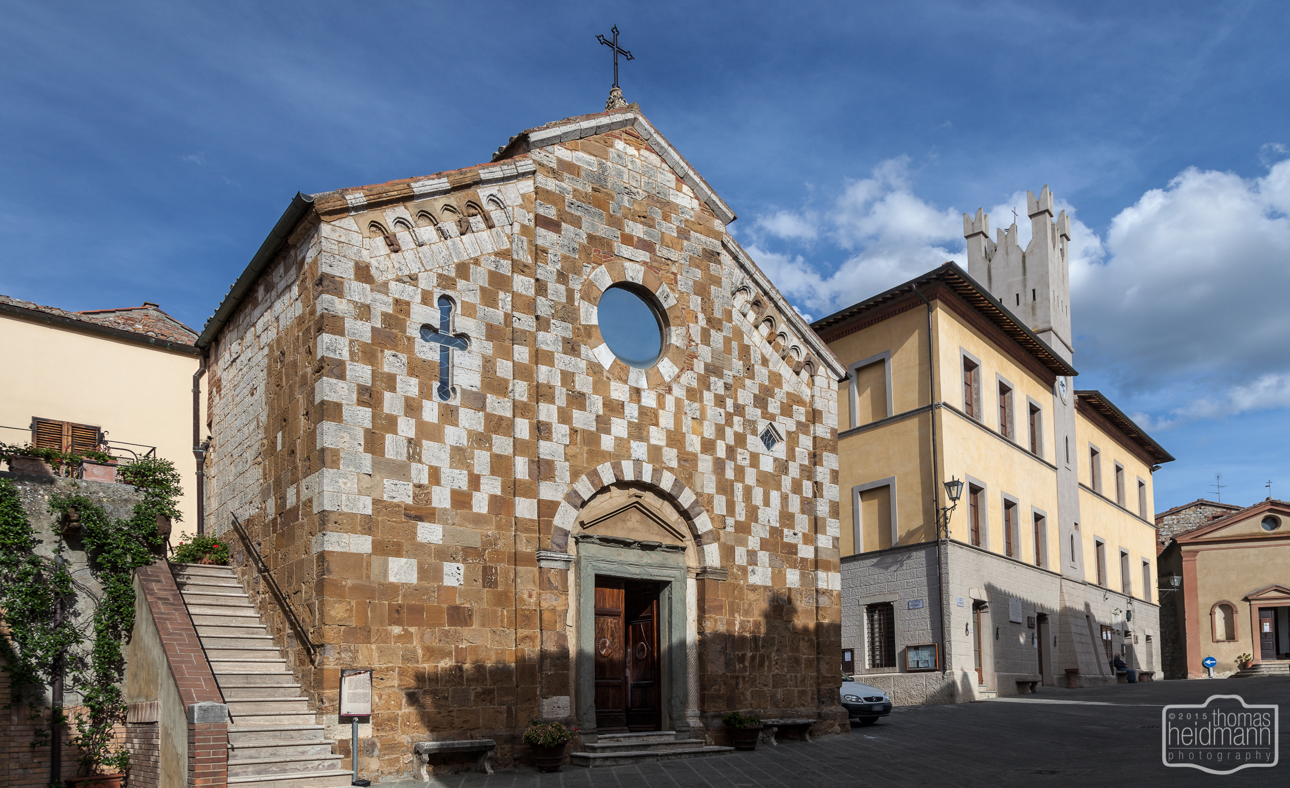 Die Kirche Chiesa dei Santi Pietro e Andrea & das Rathaus in Trequanda