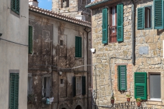 Gasse in Sorano (Süd-Toskana)