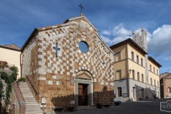 Die Kirche Chiesa dei Santi Pietro e Andrea & das Rathaus in Trequanda