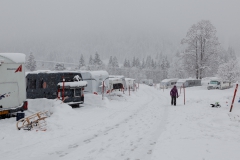 Es schneit auf dem Stellplatz Schwabenhof in Balderschwang