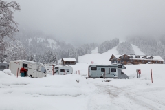 Es schneit auf dem Stellplatz Schwabenhof in Balderschwang