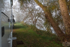 Nebliger Morgen auf dem Stellplatz Dömitz an der Elbe