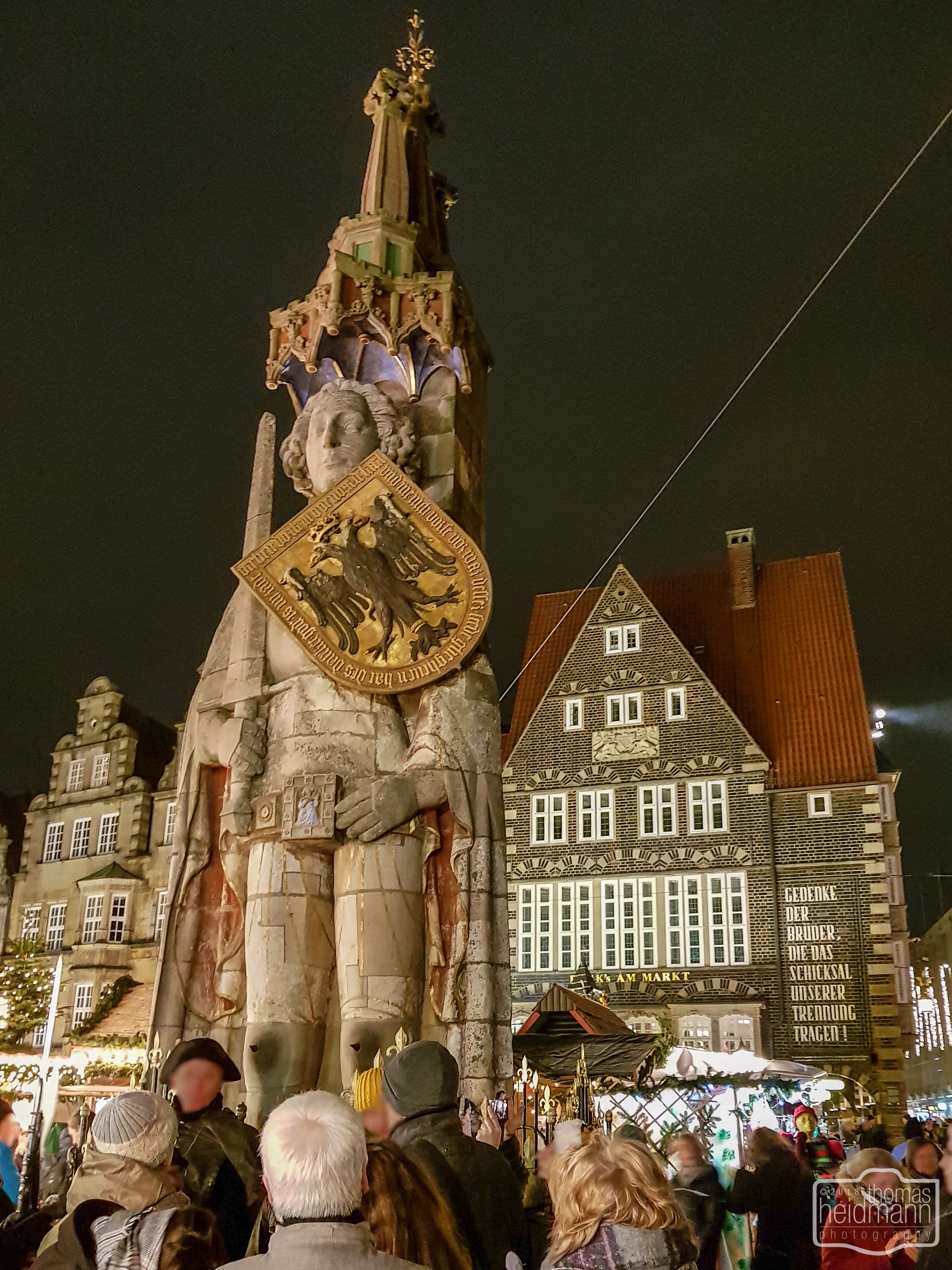 Weihnachtsmarkt in Bremen -Blick auf den Roland-