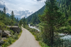 Radtour durchs Krimmler Achental - Der Weg führt am Gebirgsbach entlang