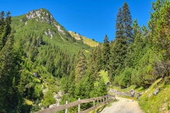 Verschnaufpause auf dem steilen Weg zur Wettersteinalm