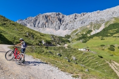 auf dem steilen Weg zur Rotmoosalm