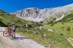 auf dem steilen Weg zur Rotmoosalm