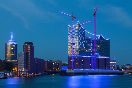 Auch 2012 hat der Lichtkünstler Michael Batz den Hamburger Hafen und einige ausgewählte Gebäude mit seiner Lichtkunst versehen.